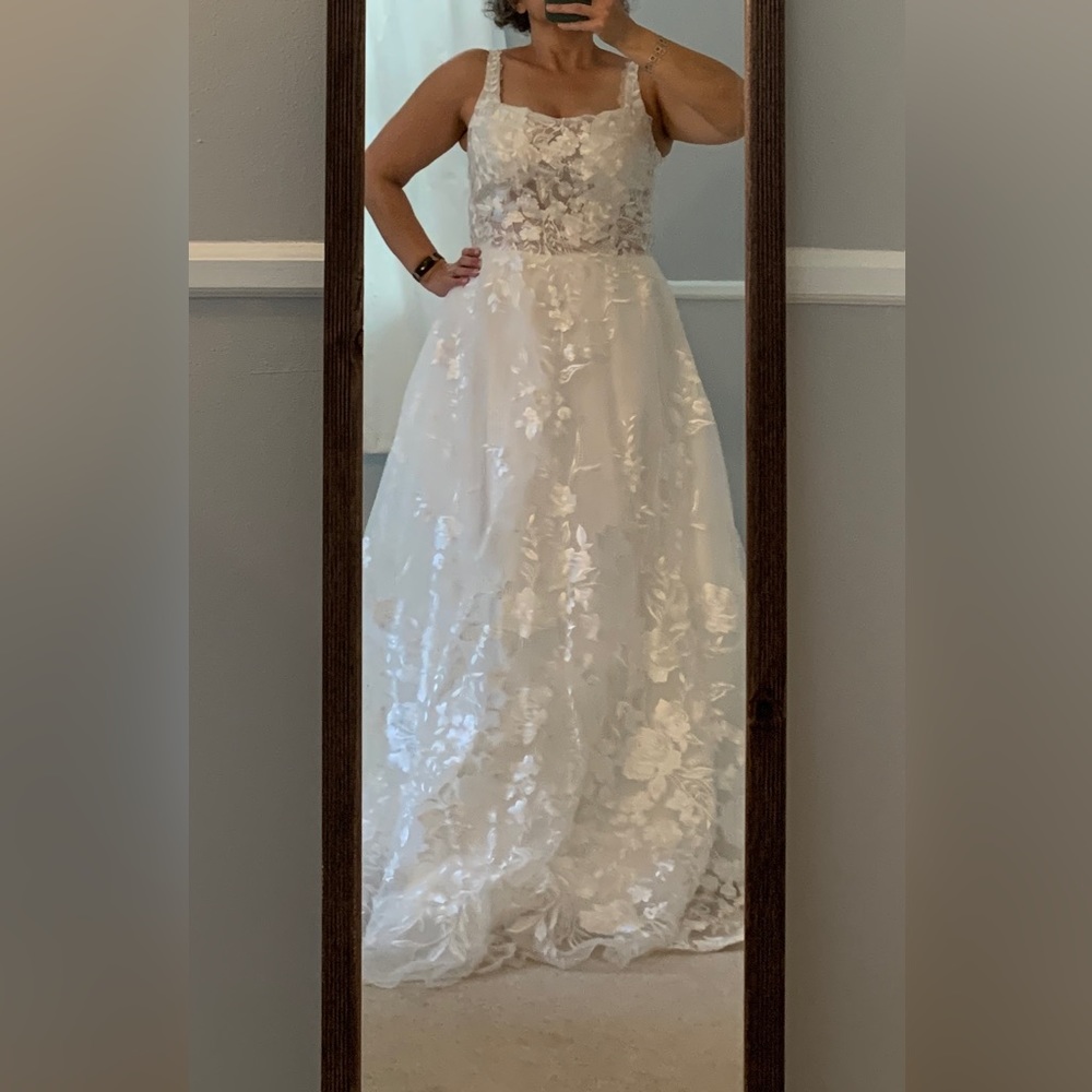 Wedding gown w/ beautiful floral embroidered tulle overlay & full skirt - Picture 4 of 16